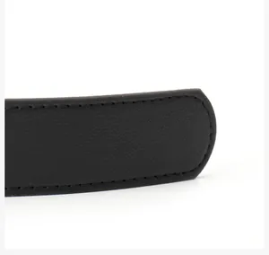 Vue rapprochée du bout de ceinture en cuir noir avec surpiqûres de précision