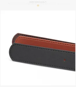 Gros plan de ceintures en simili cuir noir et marron avec texture fine et coutures précises