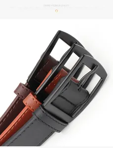 Gros plan de ceintures noires et marron avec boucles en métal noir mat et coutures
