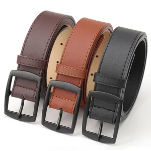 Trois ceintures en cuir de haute qualité en noir et marron avec boucles carrées mates
