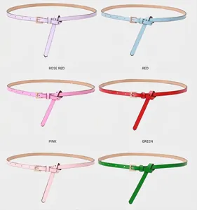 Detalle de cinturones finos para mujer con hebillas doradas en varios colores vibrantes