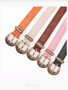 Détail de cinq ceintures en similicuir coloré avec boucles dorées vintage gravées