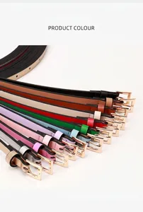 Vista detallada de cinturones finos de moda coloridos con hebillas doradas cuadradas