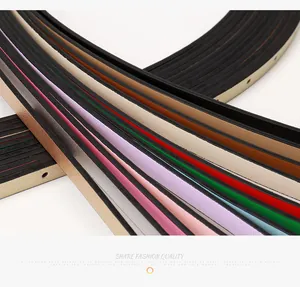 Dettaglio di sottili cinture in pelle colorata con fibbie quadrate in vari colori