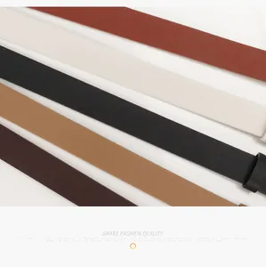 Detail van vijf slanke kunstlederen riemen in diverse kleuren met textuurafwerking