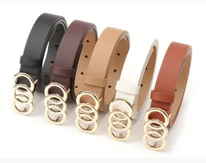 Detail van vijf damesleren riemen met gouden drievoudige ringgespen in diverse kleuren