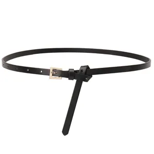 Cintura sottile nera da donna con fibbia rettangolare dorata su sfondo bianco minimalista
