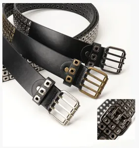 Detailansicht von Punk Ledergürteln mit Metallösen und Doppelstiftschnallen in Schwarz