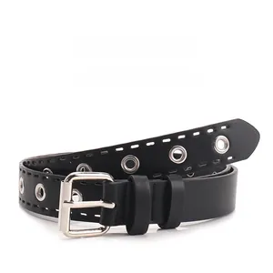 Vue détaillée d'une ceinture en cuir noir avec doubles oeillets métalliques et boucle carrée