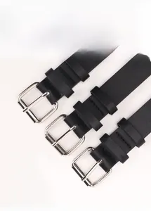 Vue détaillée de ceintures en cuir noir avec boucles métalliques carrées argentées
