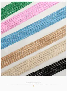 Dettaglio delle cinture intrecciate in colori pastello con sei opzioni di colore