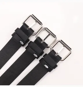 Détails de trois ceintures noires avec boucles argentées et rivets métalliques ornés