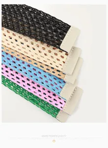 Dettaglio di cinture intrecciate multicolore in tonalità pastello con trame di alta qualità