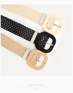 Dettaglio di cinture in paglia intrecciata con fibbia quadrata in beige, kaki e nero
