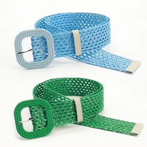Cintura da donna estiva in paglia intrecciata con fibbia quadrata in blu e verde