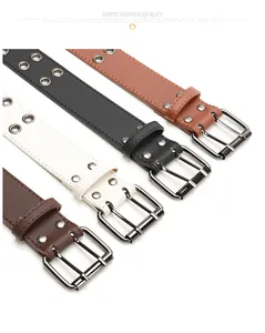 Dettaglio di cinture punk a doppio occhiello in nero, marrone e bianco con fibbie in metallo