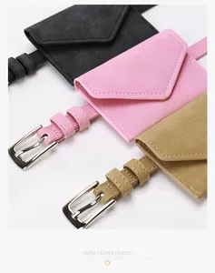 Detalle de mini bolsos de cintura en material tipo gamuza con hebillas metálicas en tres colores