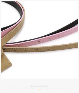 Primer plano de cinturones de gamuza en negro, rosa y caqui con costuras detalladas