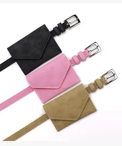 Juego de tres riñoneras de ante en negro, rosa y caqui con hebillas de plata elegantes