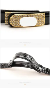 Détail de la ceinture noire motif crocodile avec boucle en strass brillant pour femme