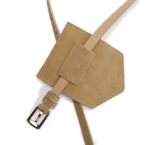 Elegante cinturón fino de gamuza con un bolso desmontable y hebilla de metal plateado