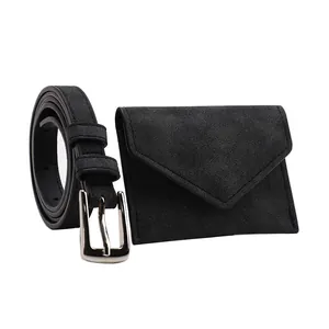Cinturón minimalista de cuero sintético negro con hebilla plateada y mini bolso a juego