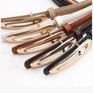 Details van vijf smalle leren riemen met elegante gouden ovale metalen gespen