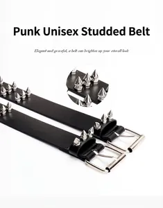Detailweergave van gothic punk riem met dubbele rij zilveren metalen klinknagels en gesp