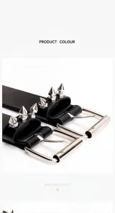 Detail van gotische zwarte lederen riem met drievoudige rij zilveren metalen spikes