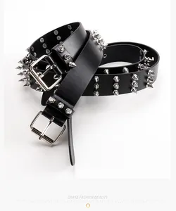Detail van punk lederen riem met zilveren metalen kegelnagels en een rechthoekige gesp
