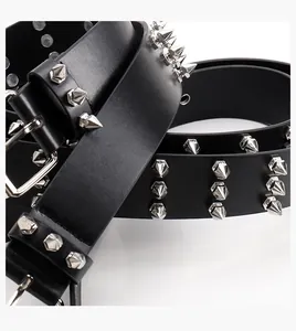 Detailopname van zwarte punk riem met drie rijen zilveren kegel studs en metalen gesp