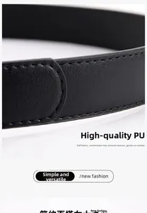 Dettaglio della cintura in pelle PU nera con texture fine e cuciture rinforzate sui bordi