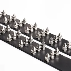 Zwarte punk lederen riem met dubbele rij zilveren metalen kegelspikes en klinknagels