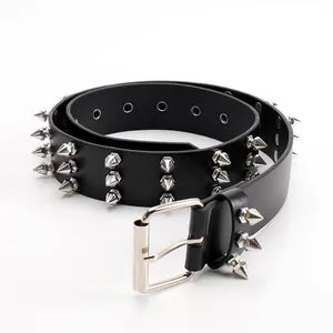 Gothic punk zwarte lederen riem met drie rijen zilveren metalen spikes en gespsluiting