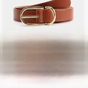 Dettaglio di cinture in pelle color cammello e caffè con fibbie in metallo dorato a D