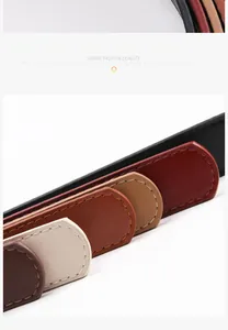 Dettaglio di cinture in pelle in vari colori con cuciture sottili e punte arrotondate