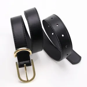 Cintura minimalista in pelle nera da donna con fibbia a ferro di cavallo in oro lucido