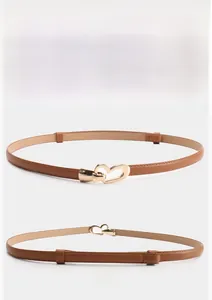 Détail de la ceinture réglable en cuir PU marron avec boucle coeur dorée et passants mobiles