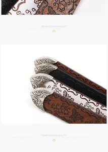 Gros plan des boucles vintage gravées et motifs de papillons floraux sur ceintures en cuir