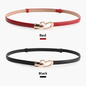 Détails de ceintures fines rouges et noires avec boucles dorées en forme de cœur