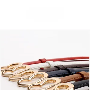 Gros plan de boucles dorées en double cœur sur des ceintures en six couleurs de mode