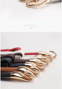 Détail de fines ceintures pour femmes avec boucles de cœur dorées en six coloris