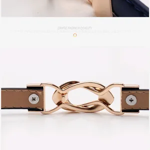 Détail macro de la boucle géométrique dorée et de la ceinture en cuir noir élégante