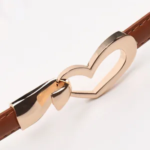 Ceinture fine en cuir marron avec boucle de cœur dorée entrelacée pour robes de femmes