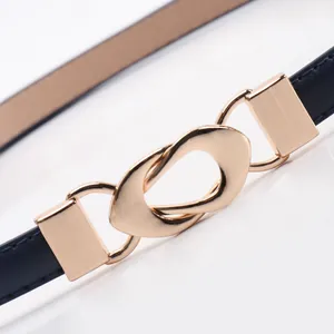 Ceinture fine bleu marine pour femme avec boucle métallique dorée torsadée élégante