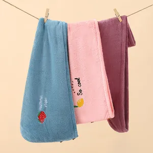 Lot de trois bonnets de séchage en polaire corail avec broderie en bleu, rose et violet