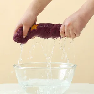 Vue de l'absorption d'eau du serviette épaisse en velours corail avec broderie d'étoile