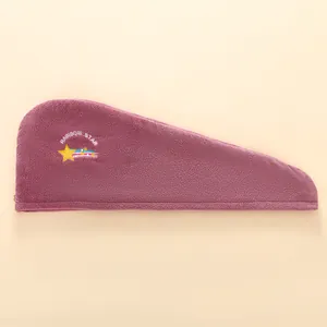 Détail de la serviette cheveux en polaire corail violette avec broderie étoile arc-en-ciel