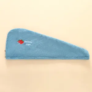 Détail de la serviette à cheveux en polaire corail bleue avec broderie fraise douce