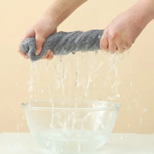 Asciugamano per capelli in pile di corallo grigio ad alta assorbenza in azione di torsione